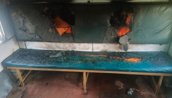 ময়মনসিংহে ট্রেনে আগুন, সিটে পাওয়া গেল পেট্রোল ও গান পাউডার