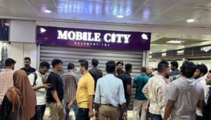 হঠাৎ বন্ধ মোবাইল মার্কেট, দুর্ভোগে ক্রেতারা