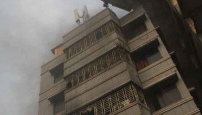 ভূমিকম্পে হেলে পড়ল বহুতল ভবন