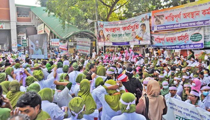 ​রাজধানীতে সড়ক বন্ধ করে নার্স সমাবেশ, ভোগান্তি চরমে