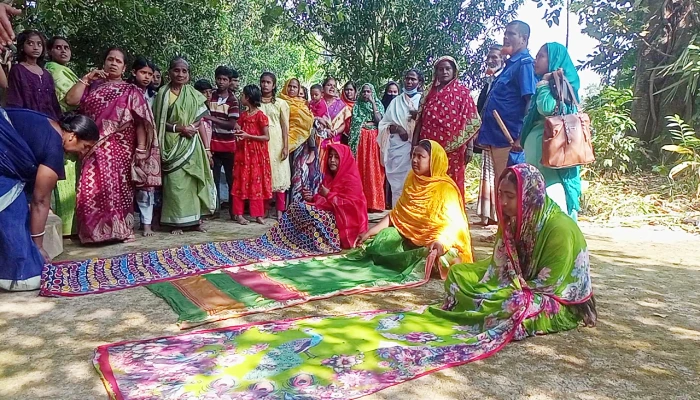 ​‘আঁচলে ফল বা পাতা পড়লেই মিলবে সন্তান’