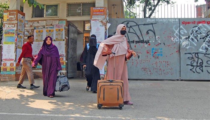 ভূমিকম্প আতঙ্ক: হল ছাড়তে শুরু করেছেন ঢাবি শিক্ষার্থীরা