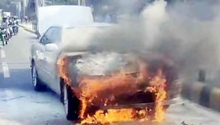 ​এবার ঢাকায় প্রাইভেটকারে আগুন