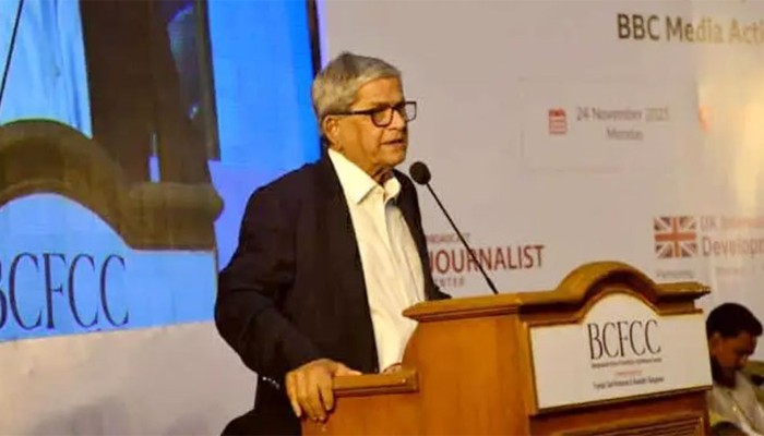 'বিভক্তির কারণেই সাংবাদিকরা রাজনীতিকদের পকেটে ঢুকে পড়েন'