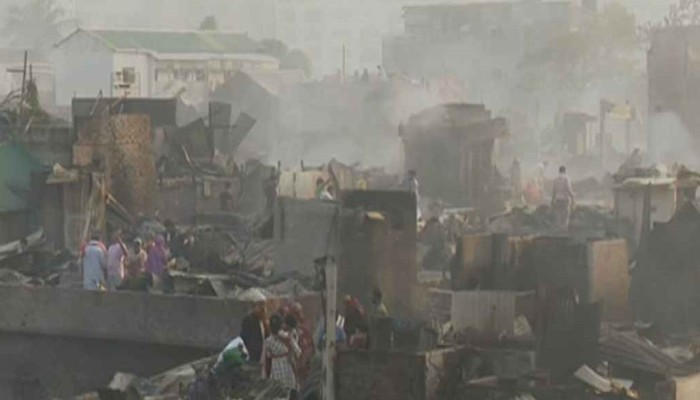 ​ভোরের আলোয় স্পষ্ট হলো কড়াইল বস্তির আগুনের ক্ষত