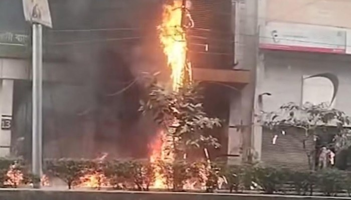 ​মহাখালীতে বৈদ্যুতিক খুঁটিতে আগুন