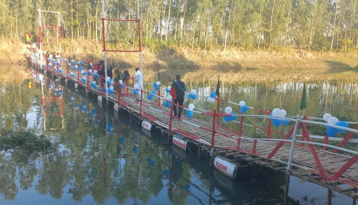 ​ভাসমান সেতু নির্মাণ করে হাজারো মানুষের ভোগান্তি দূর করল যুবদল