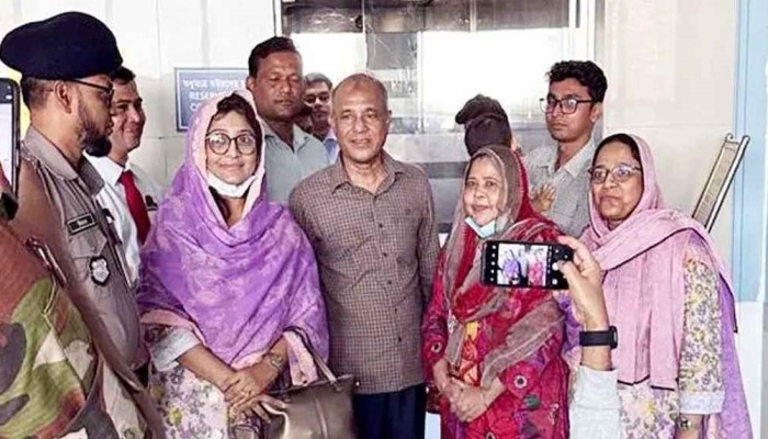 ​খালেদা জিয়ার খোঁজ নিতে হাসপাতালে স্বরাষ্ট্র উপদেষ্টা