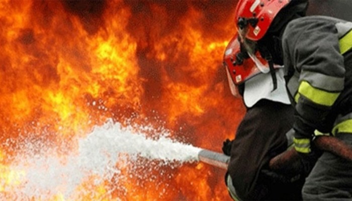 পুরান ঢাকায় আবাসিক ভবনে আগুন, নিয়ন্ত্রণে ৭ ইউনিট