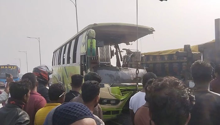 ঢাকা-ভাঙ্গা এক্সপ্রেসওয়েতে বাস-ট্রাক সংঘর্ষে নিহত ৩