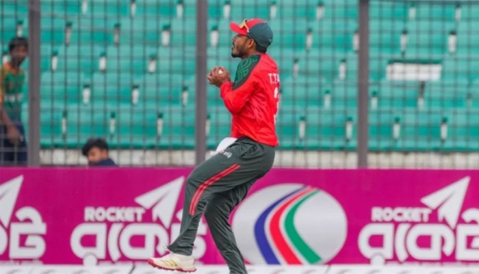 ​৫ ক্যাচ নিয়ে বিশ্বরেকর্ড গড়লেন তানজিদ