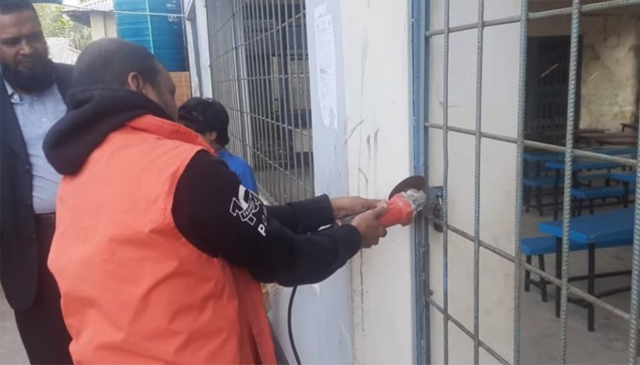 ​স্কুল গেটের তালা ভেঙে পরীক্ষা নেওয়ার ব্যবস্থা করলেন ইউএনও