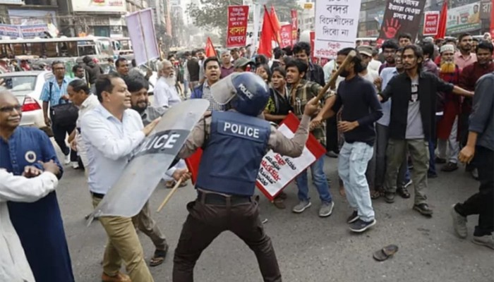 ​বাম জোটের মিছিলে পুলিশের লাঠিচার্জ, কয়েকজন আহত