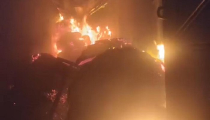 নারায়ণগঞ্জ শহরে মার্কেটে আগুন, পুড়লো ৩৫ দোকান