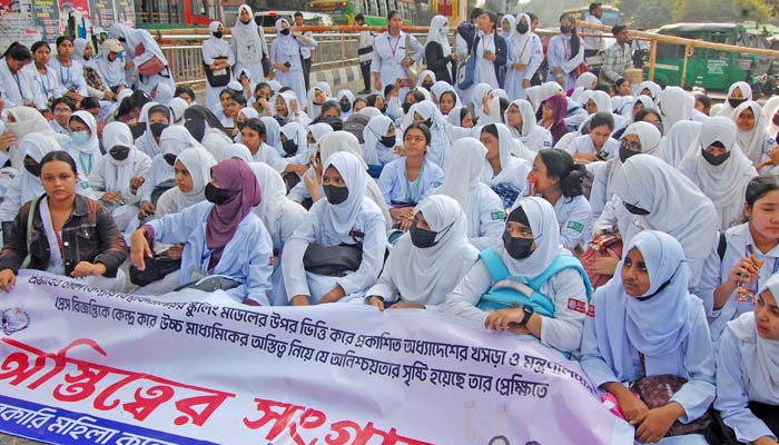 শাহবাগ অবরোধ ৫ কলেজের শিক্ষার্থীদের