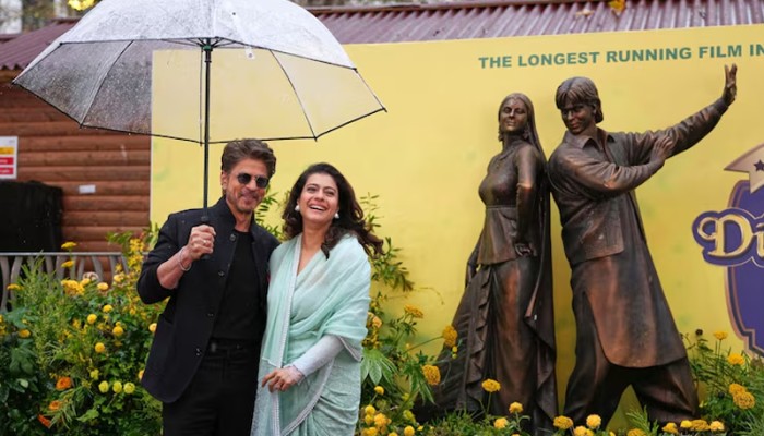 লন্ডনে উন্মোচিত হলো শাহরুখ-কাজলের স্ট্যাচু