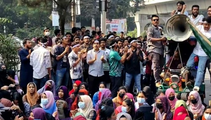 শিক্ষা ভবনের সামনে সাত কলেজের শিক্ষার্থীদের বিক্ষোভ