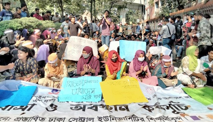 ​অধ্যাদেশ না নি‌য়ে রাজপথ ছাড়বেন না ৭ কলেজের শিক্ষার্থীরা