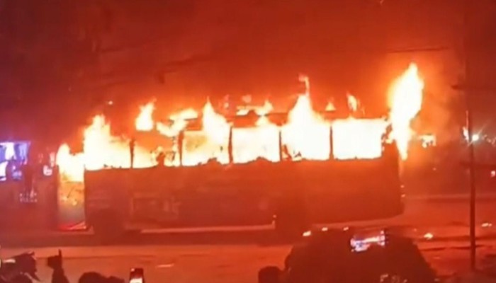 বাড্ডায় চলন্ত বাসে আগুন