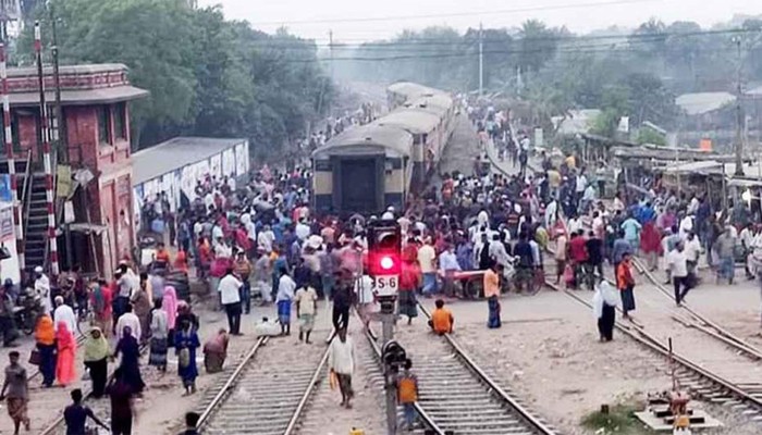 ​রেলপথ অবরোধ, উত্তর ও দক্ষিণবঙ্গের ট্রেন চলাচল বন্ধ