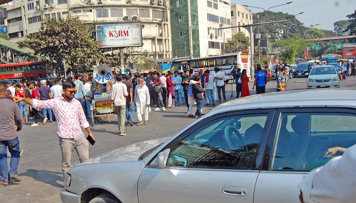 ​স্বরাষ্ট্র উপদেষ্টার পদত্যাগের দাবিতে শাহবাগে সড়ক অবরোধ