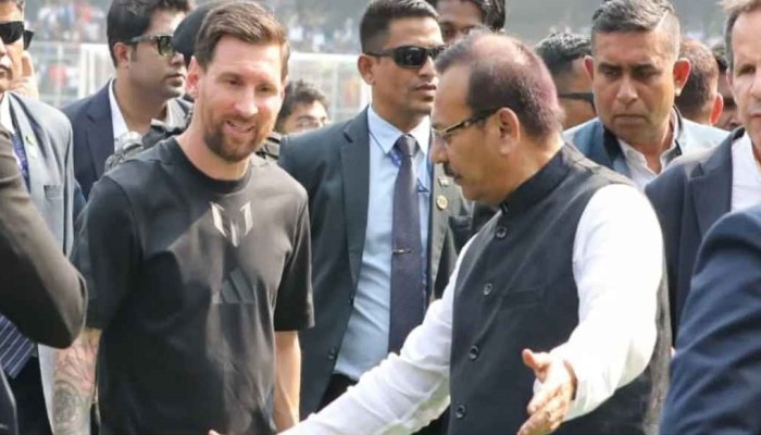 মেসির আগমনে বিশৃঙ্খলার জেরে পশ্চিমবঙ্গের ক্রীড়ামন্ত্রীর পদত্যাগ