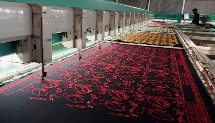 শীতের ছোঁয়ায় ব্যস্ত সময় পার করছেন চাদর তৈরির কারিগররা