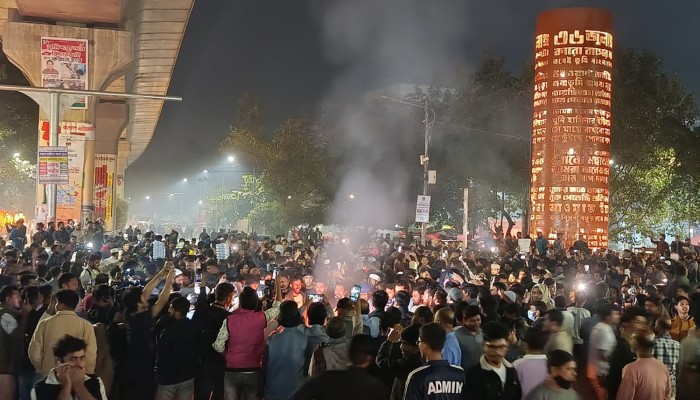 ​হাদির মৃত্যু: শাহবাগে জুলাই মঞ্চের কর্মী-সমর্থকদের অবস্থান