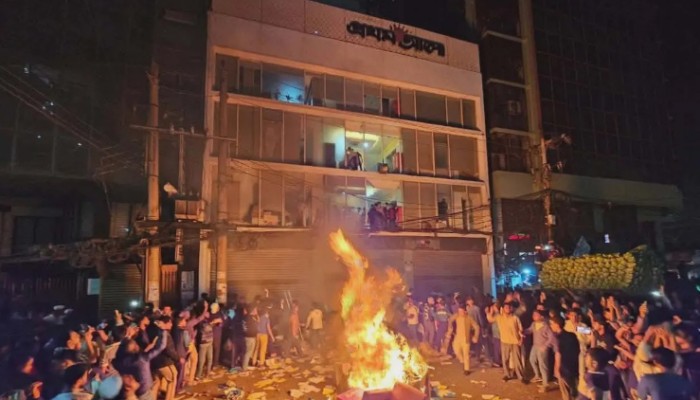 ​প্রথম আলো ও ডেইলি স্টার ভবনে হামলা-ভাঙচুর