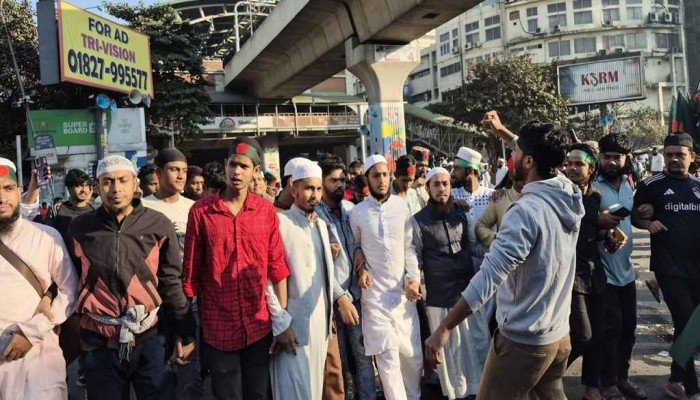 হাদির মৃত্যুর প্রতিবাদে শাহবাগে ছাত্র-জনতার বিক্ষোভ শুরু