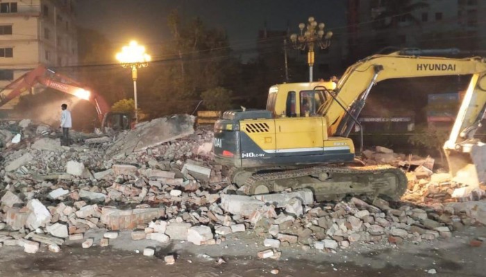 রাজশাহীতে আ.লীগের অফিস গুঁড়িয়ে দিলেন বিক্ষোভকারীরা