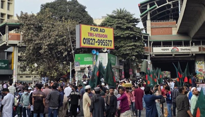 জুমার পর শাহবাগে বাড়ছে মানুষের ঢল
