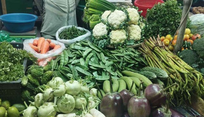 ভরা মৌসুমেও সবজির দামে নেই স্বস্তি