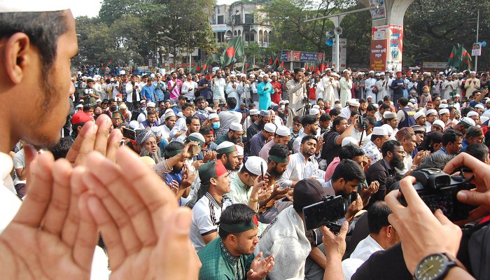 ​শাহবাগ চত্বরে জুমার নামাজ, বিশেষ দোয়া