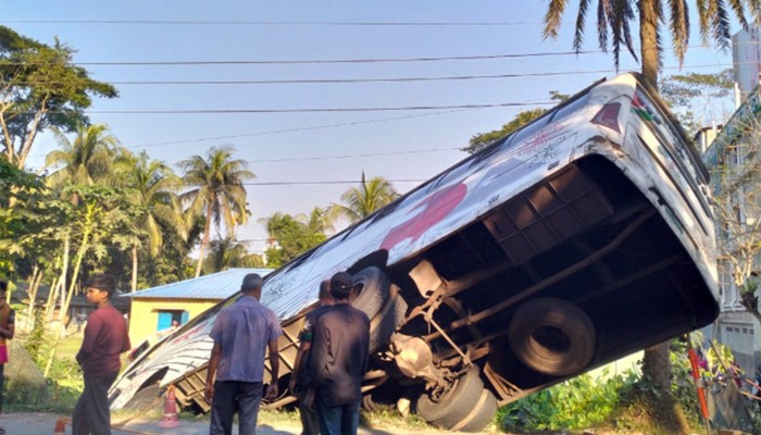 বাস উল্টে প্রাণ গেল ১৬ জনের