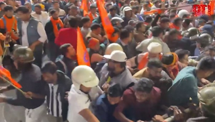 কলকাতায় ব্যারিকেড ভেঙে উপহাইকমিশনে প্রবেশের চেষ্টা