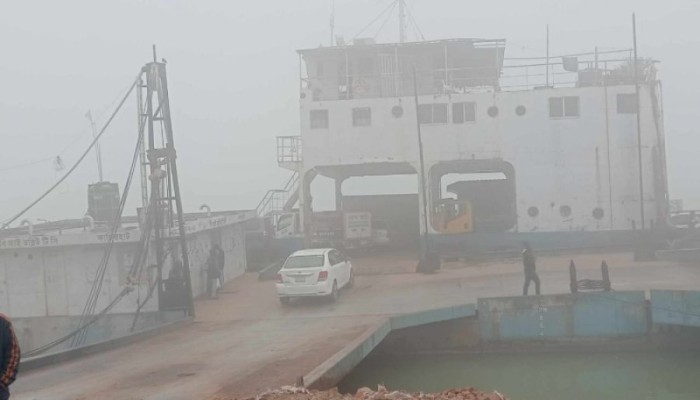 ​ঘন কুয়াশায় দৌলতদিয়া-পাটুরিয়া নৌপথে ফেরি চলাচলে বিঘ্ন