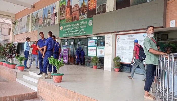 ​বাংলাদেশ-ভারত সম্পর্কে সংকট: বেনাপোল দিয়ে যাত্রী কমেছে ৮৫ শতাংশ