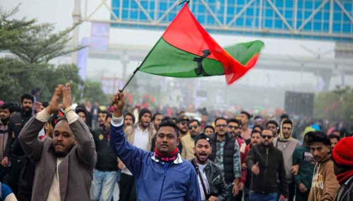 ​পথে পথে নেতাকর্মীদের ভিড়, কঠোর আইনশৃঙ্খলা বাহিনী