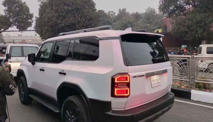 ​তারেক রহমানের জন্য বিমানবন্দরে পৌঁছেছে বুলেটপ্রুফ গাড়ি