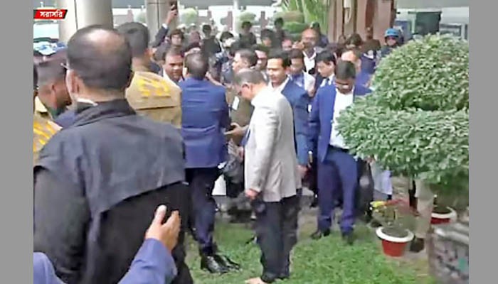 খালি পায়ে দেশের মাটিতে দাঁড়িয়ে তারেক রহমান