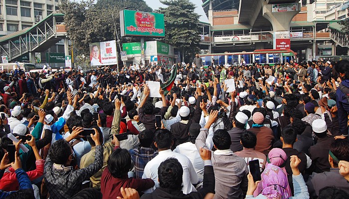​হাদি হত্যার বিচার দাবিতে শাহবাগ অবরোধ ইনকিলাব মঞ্চের