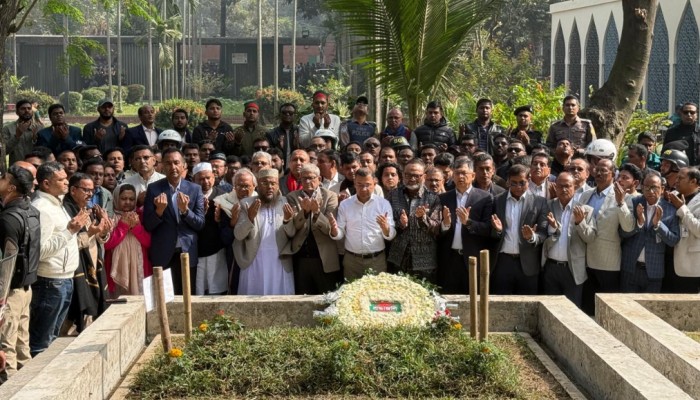 ওসমান হাদির কবর জিয়ারত করলেন তারেক রহমান