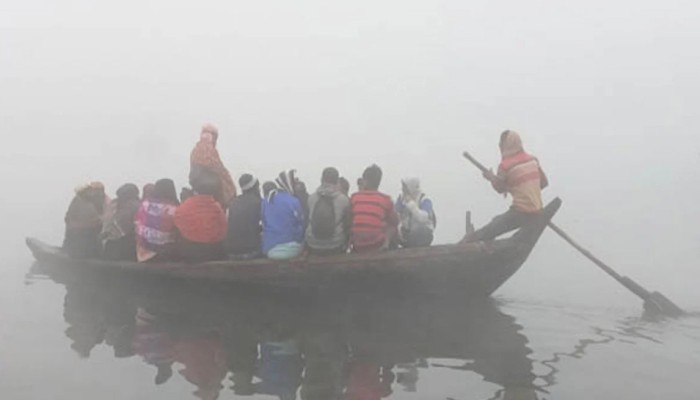 পথ হারাল বিয়ের নৌকা, বর-কনেসহ আটকা ৪৭ যাত্রী