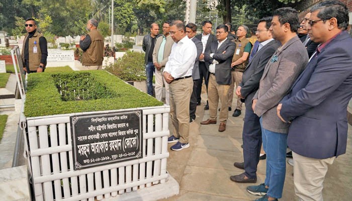 প্রথমবার ছোট ভাইয়ের কবরের পাশে তারেক রহমান