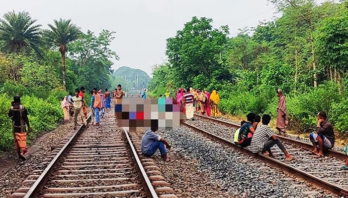 ট্রেনের ধাক্কায় মা-ছেলের মর্মান্তিক মৃত্যু