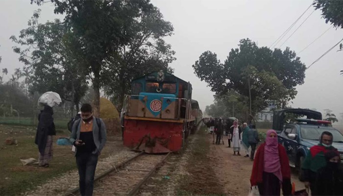 রেললাইনের পাত তুলে ফেলায় ট্রেন লাইনচ্যুত, যোগাযোগ বন্ধ