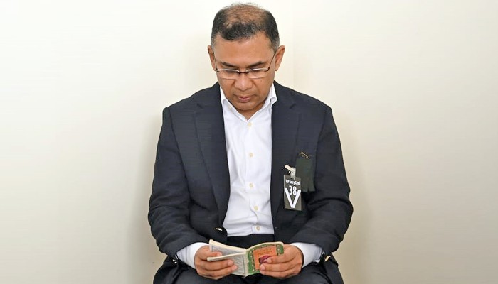 ​মায়ের কফিনের পাশে কোরআন তেলাওয়াত তারেক রহমানের