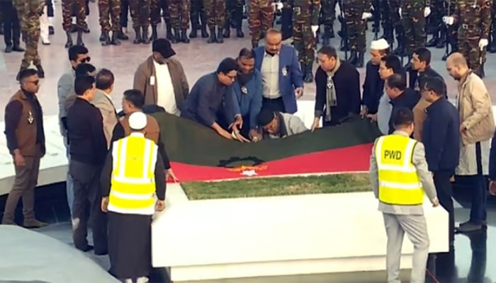 অন্তিম শয়ানে খালেদা জিয়া, রাষ্ট্রীয় মর্যাদায় দাফন সম্পন্ন