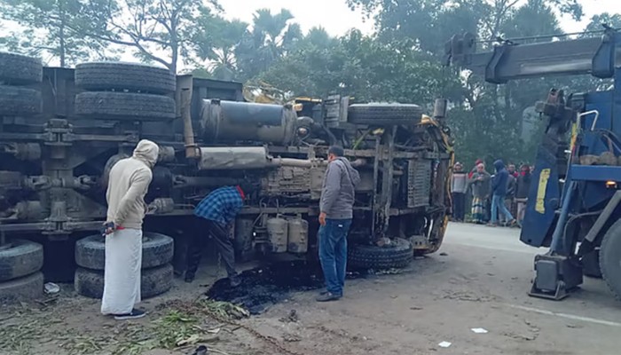 ​রাজশাহীতে নিয়ন্ত্রণ হারিয়ে বাজারে বালুর ট্রাক, নিহত ৪